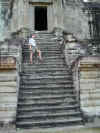 ca-siem-angkor-wat-inside-temple2-stairs-dan-2-600.jpg (107432 bytes)